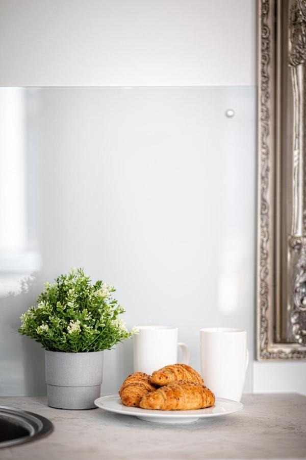 Art Design King Bed Studio Apartment In Old Town Riga Luaran gambar